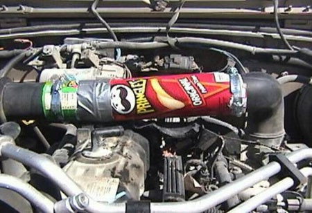 Imagem de um motor de carro com uma lata de Pringles unindo as partes